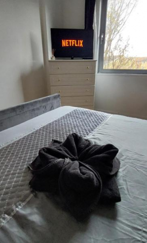 !! Londons Gem Condos ! with Concierge Free Parking ! Gym n Heated Pool ! Restaurants ! Shops ! Great Value ! Weekend Deals inclusive !!